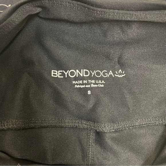 Beyond Yoga Leggings Women's Size‎ Small Black Rose Gold Lemon Print Crop Capri - Picture 6 of 6